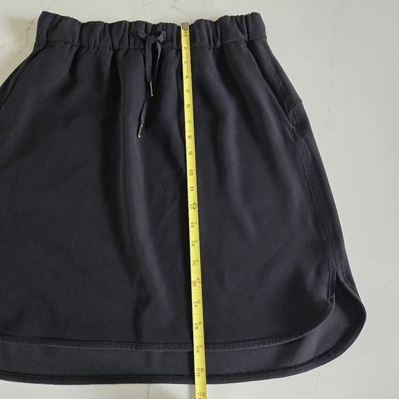 NWOT Lululemon On The Fly Skirt Woven Solid Black Elastic Waist Knee Length Sz 8 - Picture 3 of 7